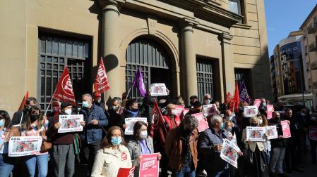 Los sindicatos CCOO y UGT manifestándose por las calles de Pamplona.