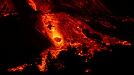 Imagen de la lava cayendo por el volcán de Cumbre Vieja
