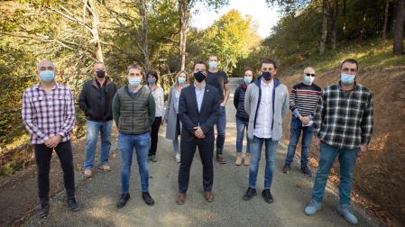 El consejero Mikel Irujo posa con alcaldes de la zona y responsables de la Vía Verde del Plazaola