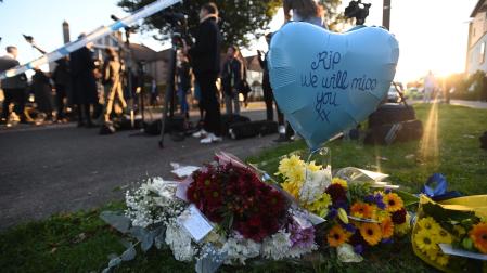 Flores de homenaje en el lugar donde fue asesinado el diputado conservador David Amess en Essex (sureste de Inglaterra)