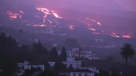 La lava del Cumbre Vieja, vista desde la localidad de Tajuya