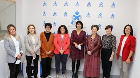 Isabel Iturrioz, en el centro, junto a su equipo al frente del Colegio Oficial de Enfermería de Navarra