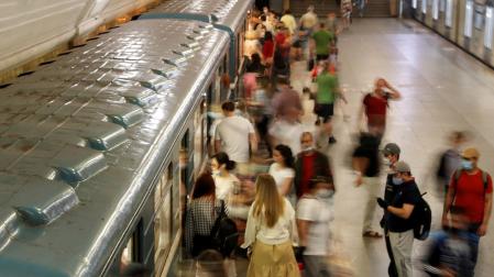 Pasajeros, en una estación de tren en Moscú
