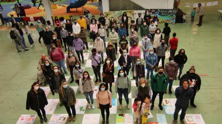 Representantes de las entidades sociales con las obras de la exposición  'Contra la pobreza, la diversidad es riqueza'