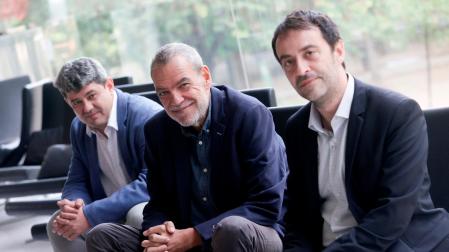 El trío de escritores y guionistas Jorge Díaz (c), Antonio Mercero (i) y Agustín Martínez (d), que hasta anoche, cuando ganaron el Premio Planeta, se ocultaban tras el seudónimo de Carmen Mola, posan para la entrevista