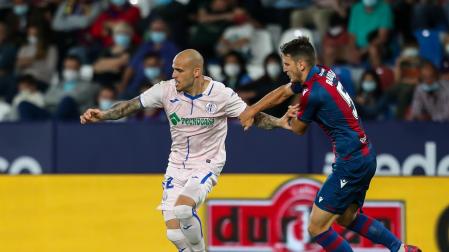 Sandro Ramírez del Getafe y Nemanja Radoja del Levante pelean por un balón