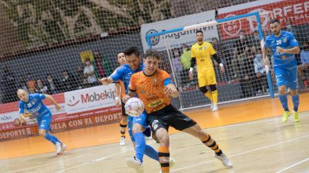 El jugador tudelano del Aspil Uge, quien ayer ejerció de capitán ante la baja de David García, protege un balón ante el acoso de un rival.