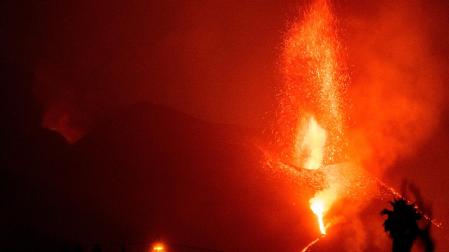 Imagen del volcán Cumbre Vieja de La Palma, visto desde la localidad de El Paso, que este sábado ha retomado su actividad efusiva