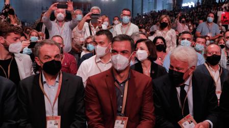 El expresidente del Gobierno, José Luis Rodríguez Zapatero, el presidente del Gobierno, Pedro Sánchez y el expresidente del Gobierno, Felipe González, en el acto de apertura oficial, enmarcado en la segunda jornada del 40 Congreso Federal del PSOE
