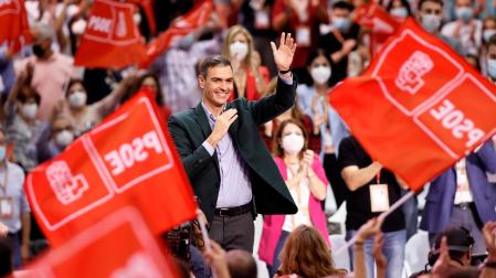 El presidente del Gobierno y Secretario General del PSOE, Pedro Sanchez, saluda ante el Plenario en la clausura del 40 Congreso Federal del partido que se ha celebrado en Valencia.