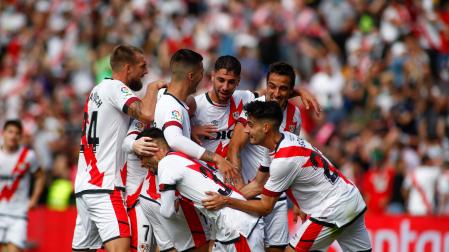 Mario Hernández celebra su gol con sus compañeros