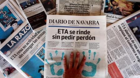 Portadas de los periódicos con el anuncio de ETA del cese definitivo de los atentados