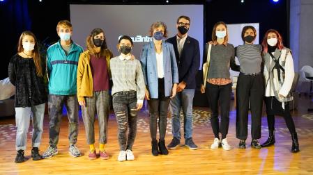 Las personas galardonadas, con la consejera Esnaola y el director gerente del INJ, Carlos Amatriain, en el centro de la imagen