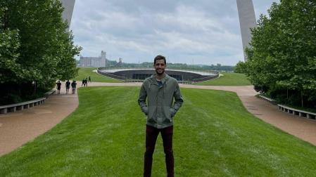 Diego Galán ante el Gateway Arc, en San Luis, una enorme estructura de 200 metros de alto.