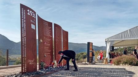 Un nieto de Aurelio León (alcalde de Aoiz fusilado en la tejería), depositando flores en el monolito