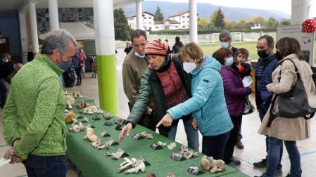 Javier Gómez, uno de los gestores del Parque Micológico de Ultzama, muestra algunos hongos de la feria