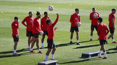 Antoine Griezmann juega con un balón junto a sus compañeros durante la sesión de este lunes en la Ciudad Deportiva Wanda