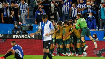 Los jugadores del Betis celebran el gol ante el Alavés