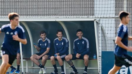 Moncayola, Juan Cruz y David García, sonrientes, mientras ven el trabajo de sus compañeros. Los titulares tuvieron sesión de recuperación