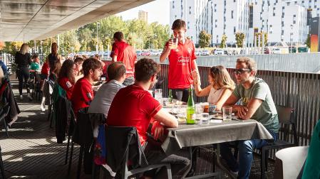 Aficionados de Osasuna almuerzan en los aledaños del estadio el día de la visita del Rayo Vallecano