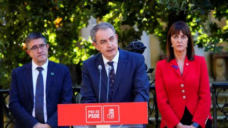 Acto de los socialistas en Guernica, con José Luis Rodríguez Zapatero, entre el exlehendakari Patxi López y la vicelehendakari Maite Mendia