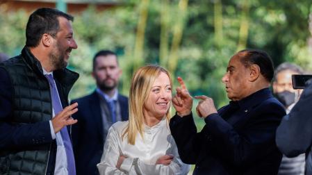 Silvio Berlusconi conversa con Matteo Salvini y Giorgia Meloni
