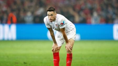Lucas Ocampos, quien dispuso de varias ocasiones para marcar, terminó el encuentro agotado