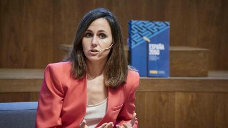 La ministra de Derechos Sociales y Agenda 2030, Ione Belarra, participa en una mesa redonda de  'Diálogos sobre el futuro: la Desigualdad y la Pobreza' en el Palacio del Condestable de Pamplona