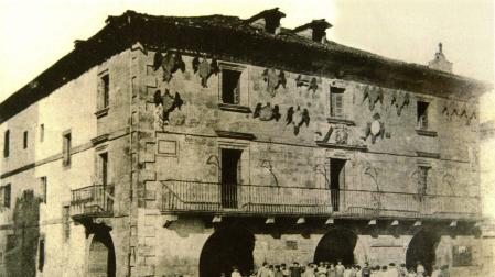 Ayuntamiento de Baztán en Elizondo (1696). Postal que reproduce la fotografía de J. Laurent de fines del siglo XIX en la que se pueden ver los vítores de los destacados hijos del Valle, retirados hace poco más de un siglo