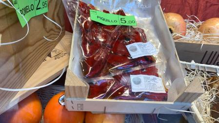 Pimientos del piquillo, pelados, envasados y debidamente etiquetados, en una tienda de Pamplona.