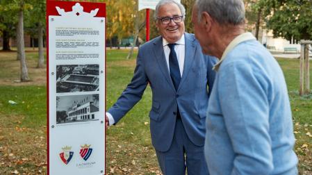 Luis Sabalza bromea con Miguel Ángel Arenaz, con el córner de San Juan al fondo