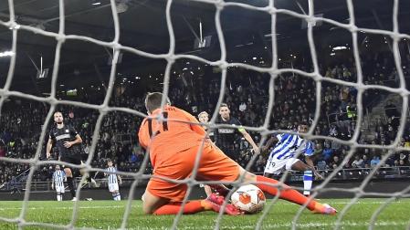 Isak bate al portero del Sturm Graz en el único gol del partido