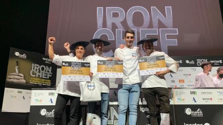El equipo navarro muestra su título de ganador en el Miniature Iron Chef