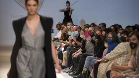 El público, contemplando el desfile de Ilazki Martirena