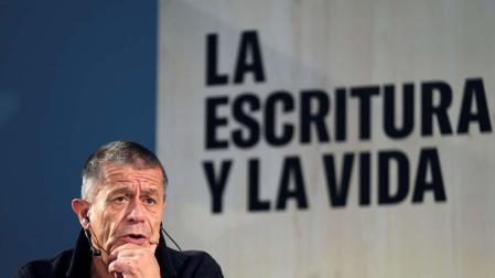 Emmanuel Carrère mantiene un encuentro con clubes de lectura en el Palacio de Exposiciones y Congresos Ciudad de Oviedo, este sábado