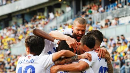 Los jugadores del Alavés celebran el primer tanto de Joselu en el encuentro