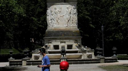 Un niño y un joven, en las primeras salidas tras el confinamiento, en la Taconera