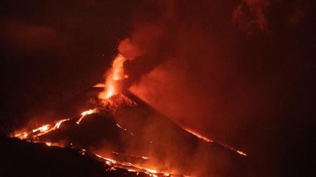 Imagen de los derrames de lava en el volcán este sábado.