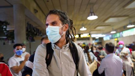 Alberto Rodríguez, recibido por simpatizantes a su llegada este sábado a la terminal del aeropuerto Tenerife Norte