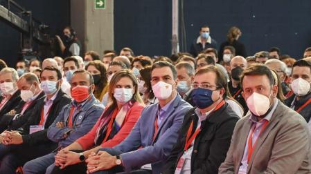 El presidente del Gobierno, Pedro Sánchez, y el presidente de la Junta de Extremadura, Guillermo Fernández Vara (2d), en la clausura del 13 Congreso Regional del PSOE de Extremadura