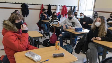 Estudiantes con mascarilla en el colegio Jesuitas