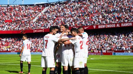 Los jugadores del Sevilla celebran uno de los tantos del choque contra el Levante