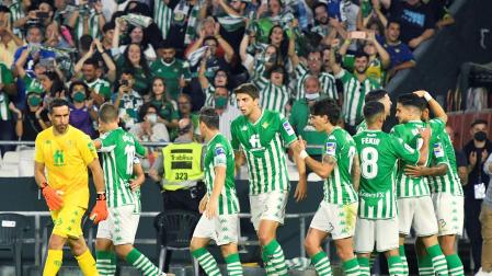 Alegría de los béticos tras el tanto de Willian José que supuso el 3-2 definitivo