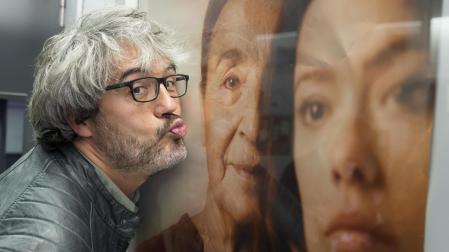 avid Martín, director de La vida era eso, ‘besa’ el cartel de la película en el cine Moncayo
