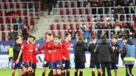 Los jugadores rojillos agradecen el apoyo del público al finalizar el partido contra el Granada