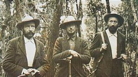 El duque de los Abruzzos, rodeado por sus guías César Ollier y Joseph Petigax, en las montañas Ruwenzori