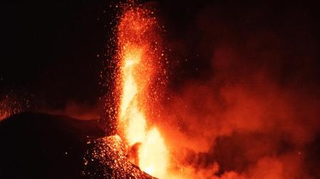 La rotura del cono del volcán ha provocado más desbordamientos de lava y desprendimientos que han generado corrientes de aire