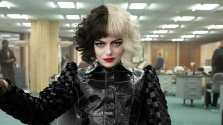 Emma Stone caracterizada como Cruella de Vil