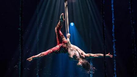 Acrobacias en el espectáculo 'Luzia'