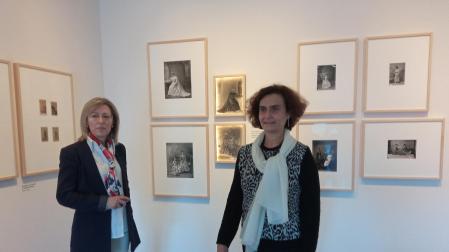Asunción Domeño, comisaria de la exposición, y Mercedes Jover, directora del Museo de Navarra.